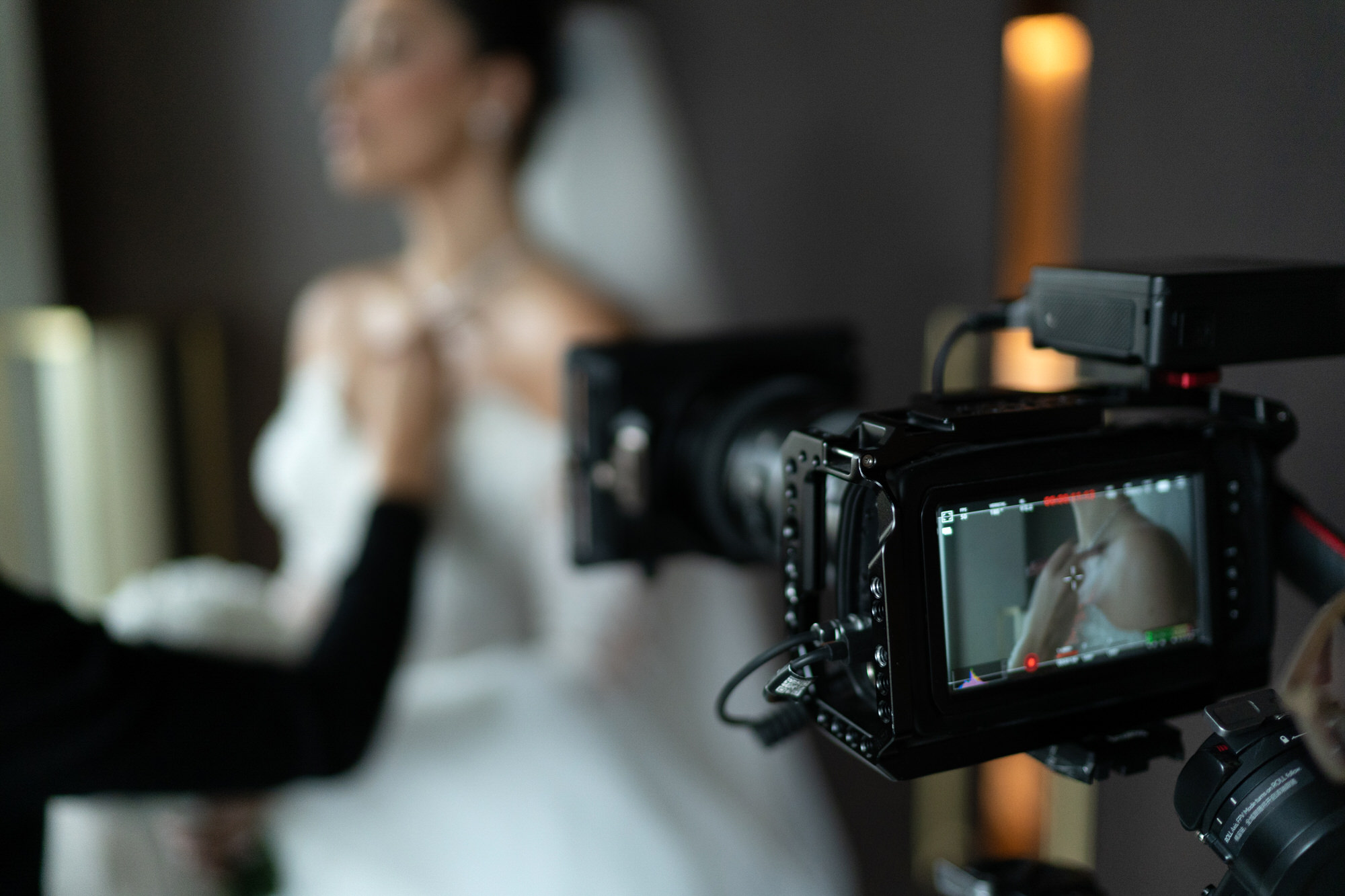 Videógrafo filmando a la novia
